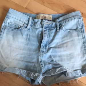 HOLLISTER SHORT-SHORT. HIGH RISE